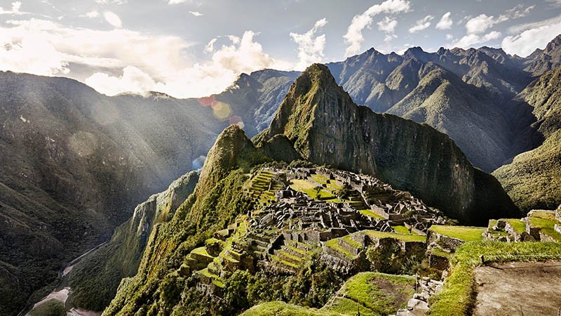 MACHU PICCHU, PERÚ - 31 DE MAYO DE 2015: Vista de la antigua ciudad inca de Machu Picchu. El sitio Inca del siglo XV. 'Ciudad Perdida de los Incas'. Ruinas del santuario de Machu Picchu. UNESCO sitio de Patrimonio Mundial.